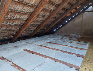 Zateplení stropu patrového rodinného domu pomocí foukané izolace